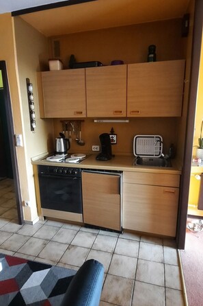 Refrigerador, horno y utensilios de cocina 