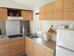 Kühlschrank, Mikrowelle, Kochgeschirr/Geschirr/Besteck