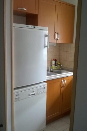 Kühlschrank, Mikrowelle, Ofen, Geschirrspüler