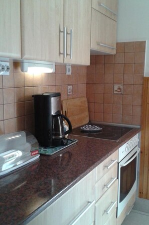 Fridge, microwave, oven, cookware/dishes/utensils - Klimatisiertes Ferienhaus in Bükfürdö mit Garten by Interhome (Bükfürdõ)