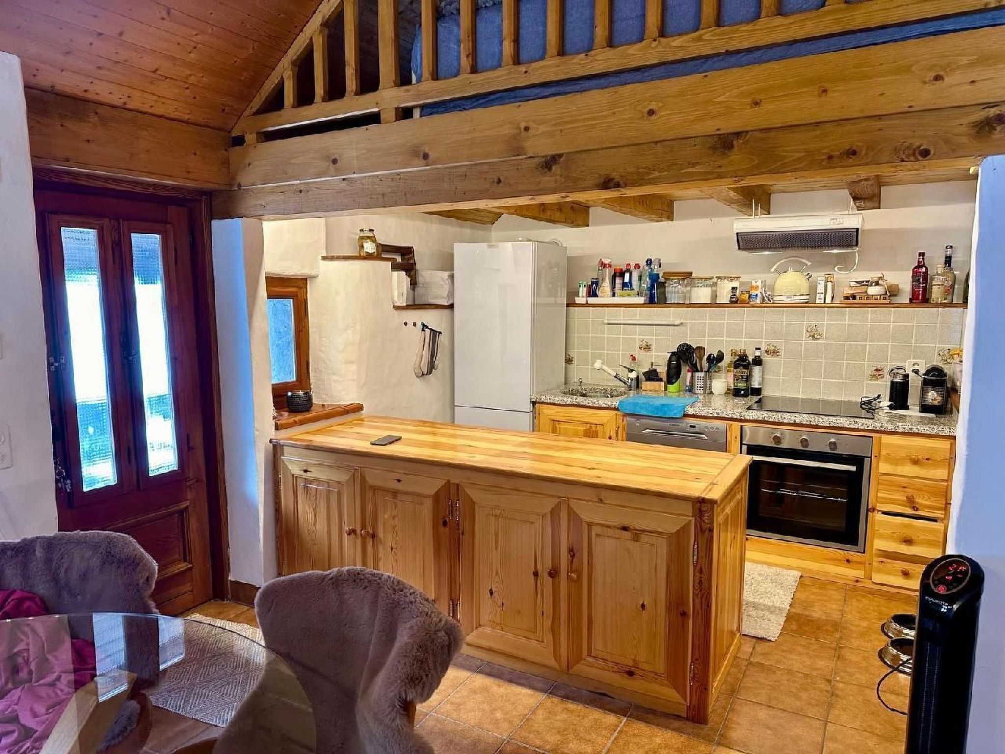 Fridge, oven, dishwasher, cookware/dishes/utensils