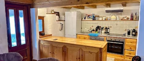 Kühlschrank, Ofen, Geschirrspüler, Kochgeschirr/Geschirr/Besteck