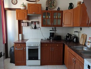 Fridge, microwave, oven, cookware/dishes/utensils - Appartement mit Grill by Interhome (Balatonlelle)
