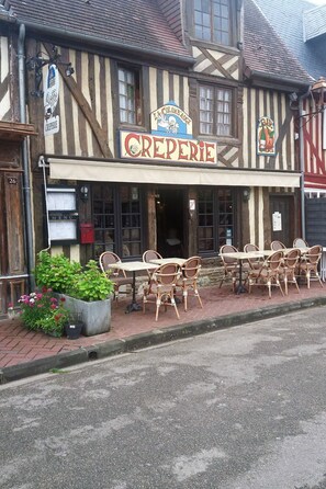 Outdoor dining - Wohnung "Le Caducée" mit Terrasse by Interhome (Fontaine Étoupefour)