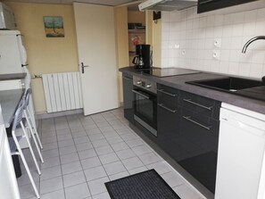 Jääkaappi, mikroaaltouuni, uuni, astianpesukone