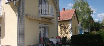 mit Terrassen, Balkonen sowie Parkplatz by Interhome