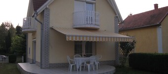 mit Terrassen, Balkonen sowie Parkplatz by Interhome