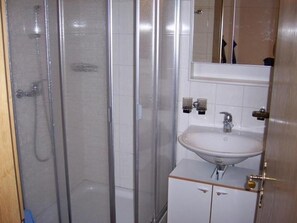 Bathroom - Chalet Adler- Studio für 2 Personen by Interhome (Aminona)