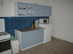Geladeira, micro-ondas, fogão, talheres/pratos/utensílios de cozinha
