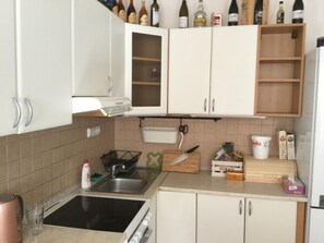 Jääkaappi, mikroaaltouuni, uuni, astianpesukone