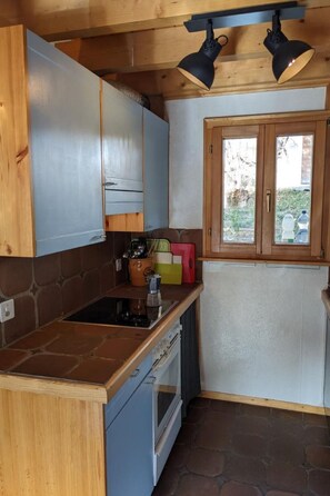 Frigorífico, horno, lavavajillas y utensilios de cocina