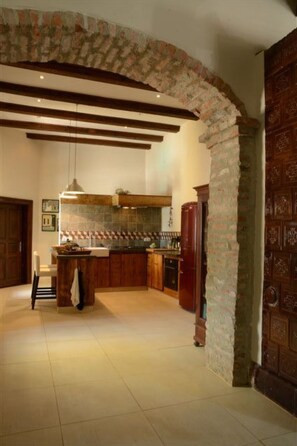 Fridge, oven, dishwasher, cookware/dishes/utensils