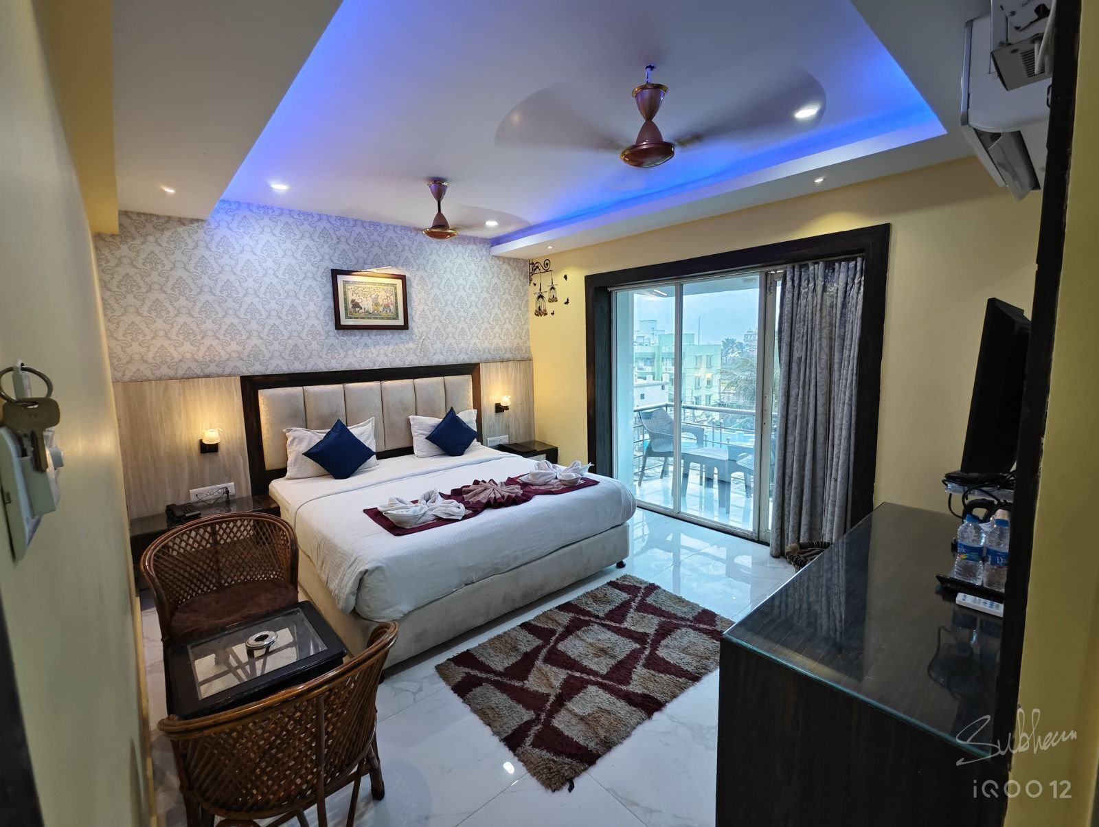 Ylelliset vuodevaatteet, työpöytä