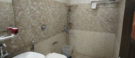 Un baño con lavamanos, inodoro y ducha.