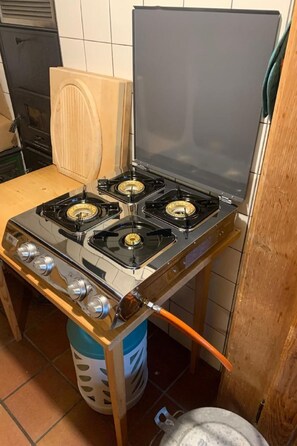 Fridge, oven, dishwasher, cookware/dishes/utensils
