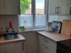 Kühlschrank, Mikrowelle, Ofen, Kochgeschirr/Geschirr/Besteck