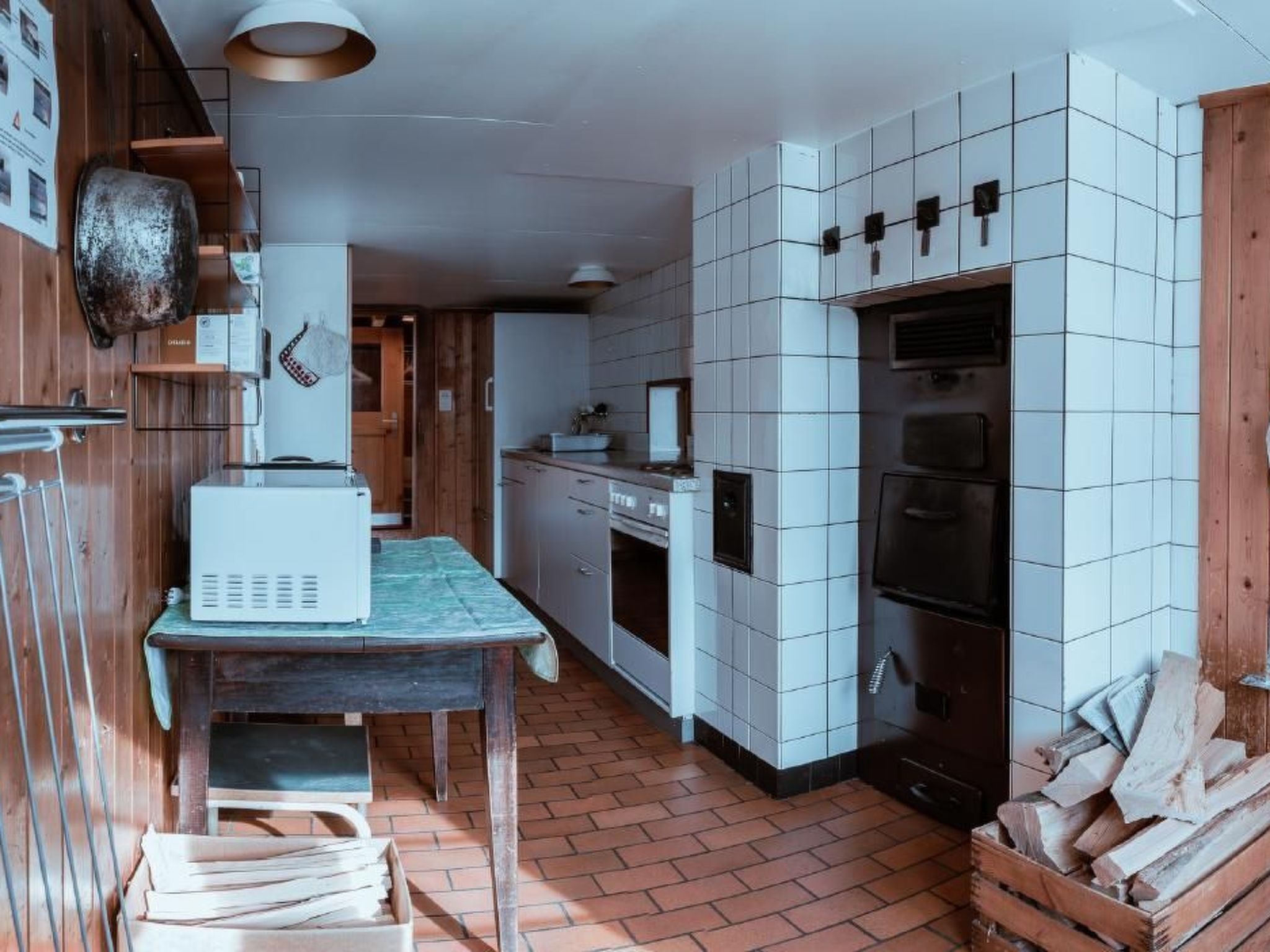 Frigorífico, microondas, horno y utensilios de cocina
