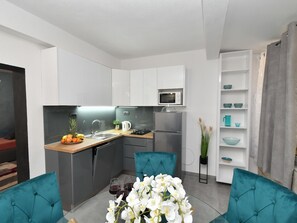 Kühlschrank, Mikrowelle, Ofen, Geschirrspüler