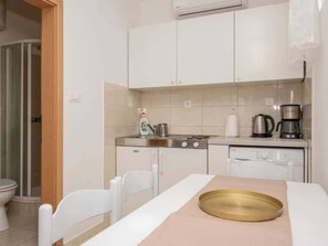 Fridge, microwave, cookware/dishes/utensils - Wohnung mit tollem Meerblick und 2 Bädern by Interhome (Podaca)