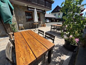 Outdoor dining - Penzion Tatry by Interhome (Zdiar)