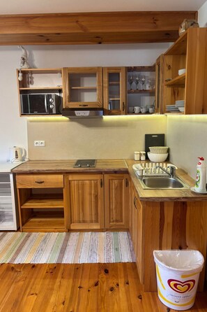 Køleskab, mikrobølgeovn, køkkentøj/tallerkener/redskaber