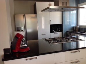 Kühlschrank, Mikrowelle, Ofen, Geschirrspüler