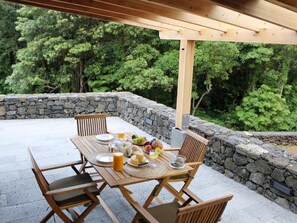 Outdoor dining - "Vinea Lava" mit Blick auf das Wasser by Interhome (Prainha)