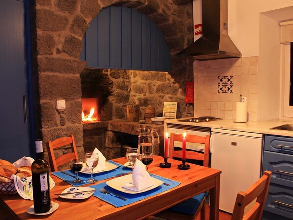 Dining - Casa da Talha, Rustikaler Charme auf den Azoren by Interhome (Algarvia)