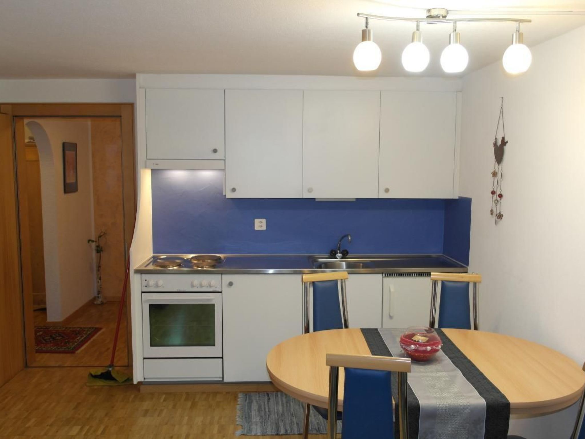 Kühlschrank, Ofen, Kochgeschirr/Geschirr/Besteck