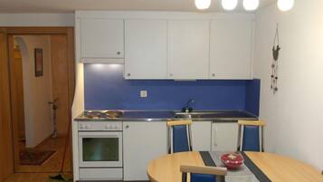 Kühlschrank, Ofen, Kochgeschirr/Geschirr/Besteck