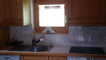 Kühlschrank, Mikrowelle, Ofen, Geschirrspüler