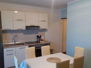 Fridge, microwave, oven, dishwasher - "Blaues" Apartment mit Swimmingpool by Interhome (Banjol)