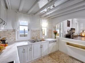 Kühlschrank, Mikrowelle, Ofen, Geschirrspüler