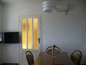 Dining - für 6 Personen ca. 50 m² in Jablanac, Adriaküste Kroatien (Kvarner Bucht) by Interhome (Jablanac)