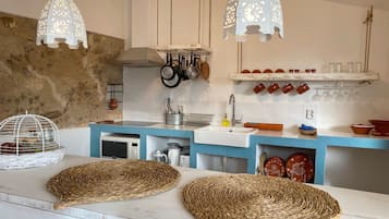 Frigorifero, microonde, forno, pentole/stoviglie/utensili