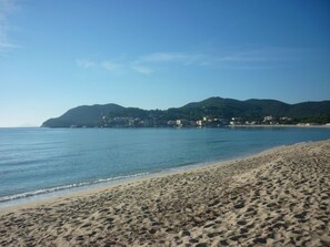 Beach - direkt am Wasser by Interhome (Cavoli)