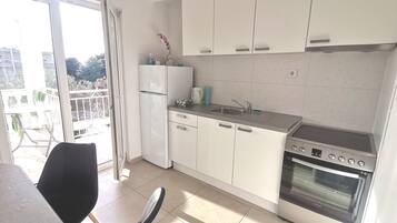 Refrigerador, horno y utensilios de cocina
