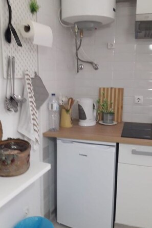 Fridge, microwave, oven, cookware/dishes/utensils - Typisches Viertel im Zentrum von Setúbal by Interhome (Setúbal Évora)