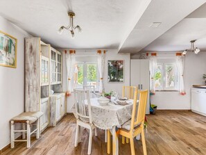 Dining - Die Welt des Mondes 2 by Interhome (São Simão)