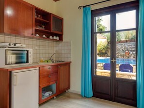 Fridge, cookware/dishes/utensils