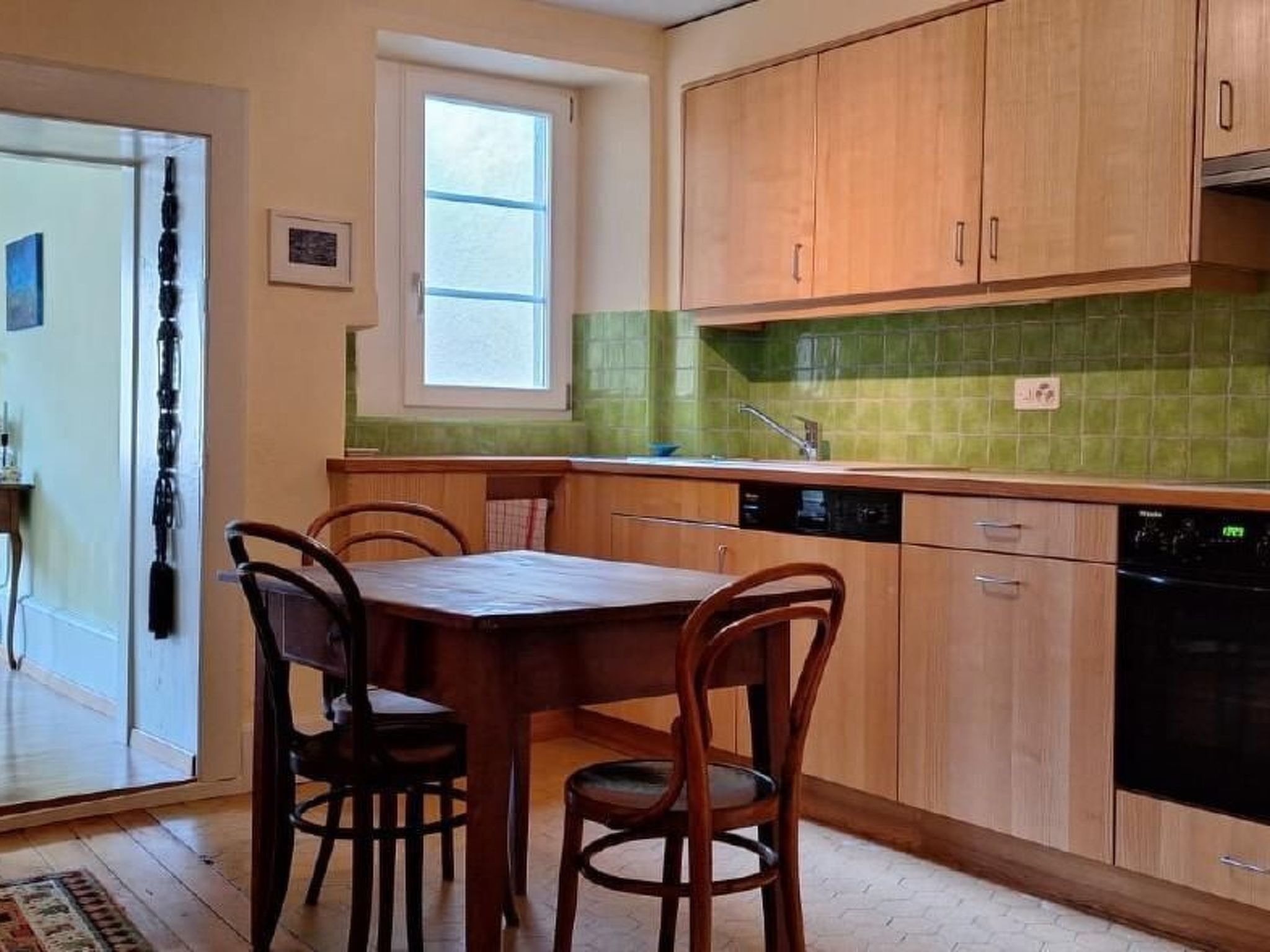 Fridge, oven, dishwasher, cookware/dishes/utensils