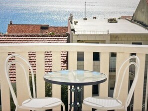 Outdoor dining - "Apartment Mate 4" by Interhome (Brač/Bol)