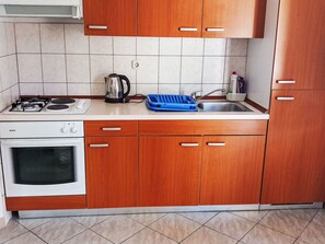 Fridge, microwave, oven, cookware/dishes/utensils - "Apartment Mate 4" by Interhome (Brač/Bol)