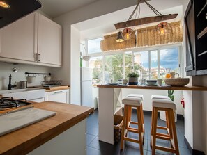 Fridge, microwave, oven, dishwasher - Neue, lichtdurchflutete Wohnung im Zentrum by Interhome (Cascais)
