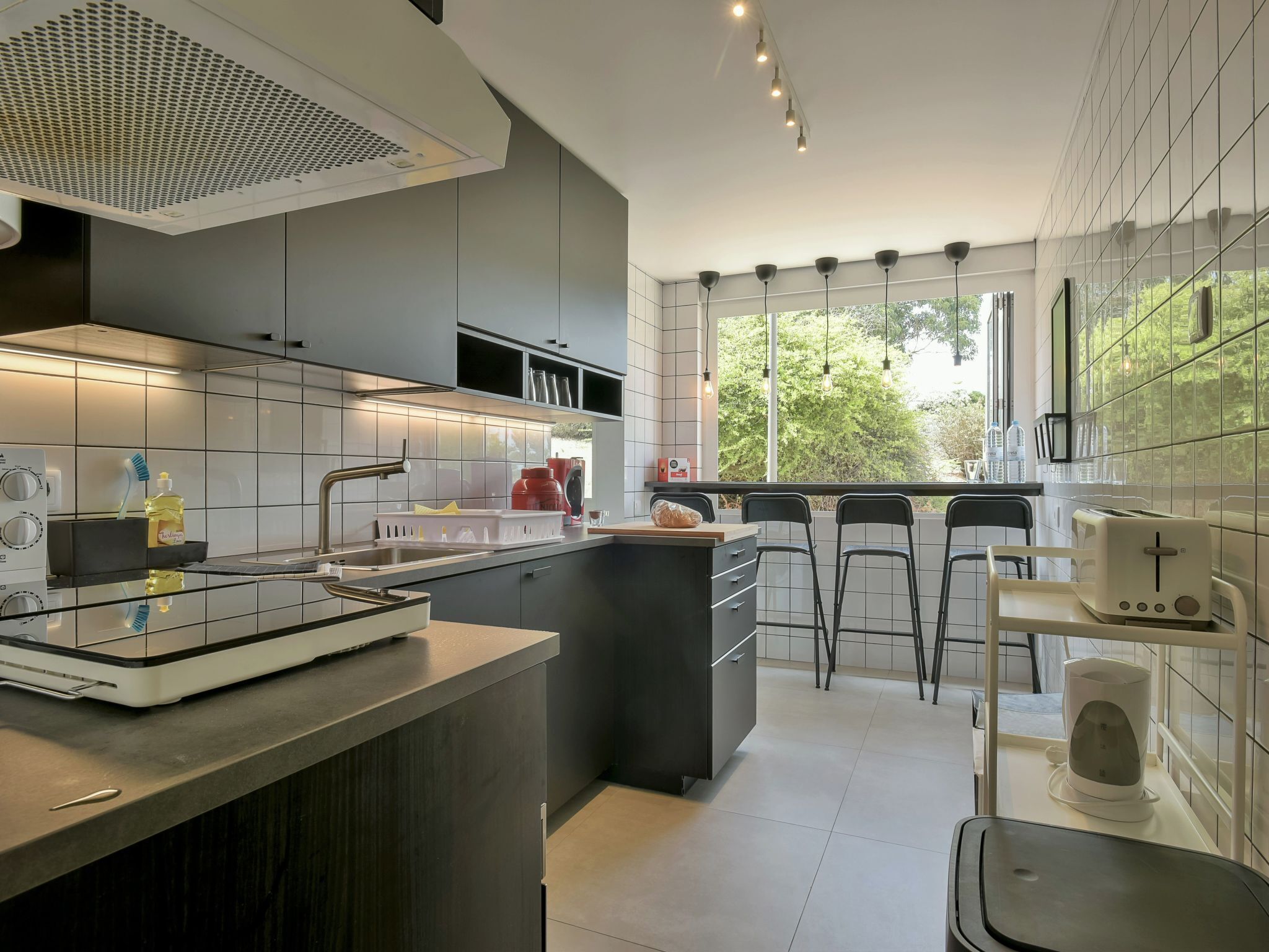 Refrigerador, microondas, horno y utensilios de cocina 