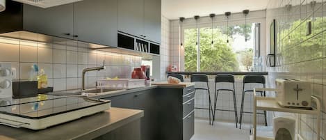 Réfrigérateur, micro-ondes, four