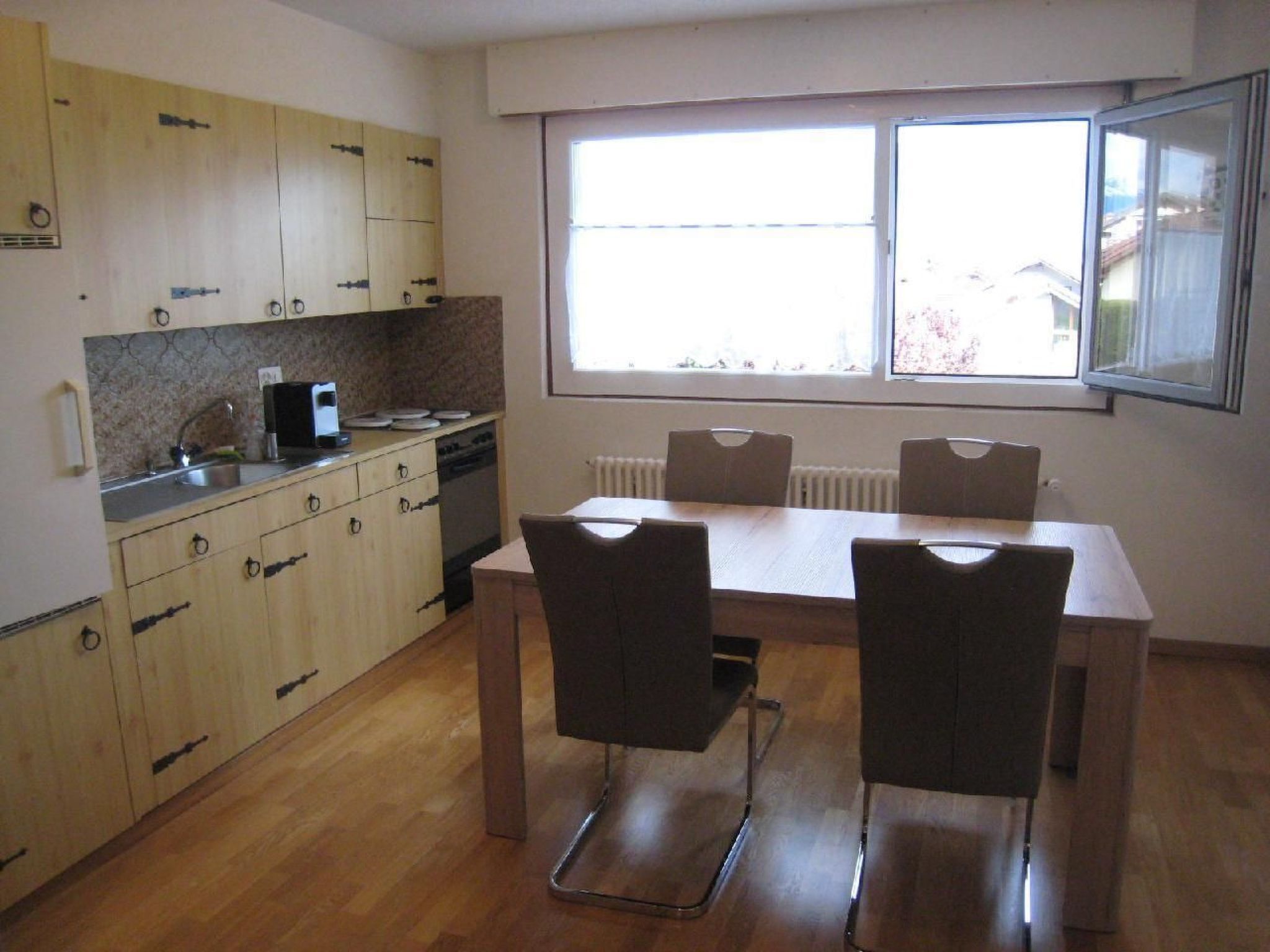 Kühlschrank, Ofen, Kochgeschirr/Geschirr/Besteck