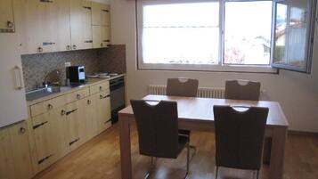 Réfrigérateur, four, batterie de cuisine, vaisselle et ustensiles