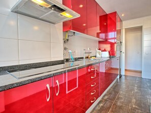 Fridge, microwave, oven, dishwasher - Wunderschöner Paço D'Arcos by Interhome (Oeiras)