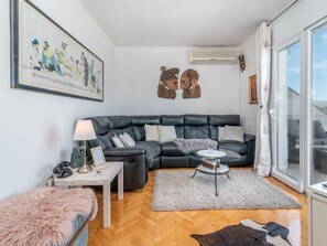TV - Geräumige Ferienwohnung mit Meerblick by Interhome (Trogir/Arbanija)